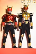 左から仮面ライダークウガ、仮面ライダーアギト。