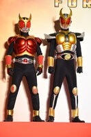 左から仮面ライダークウガ、仮面ライダーアギト。