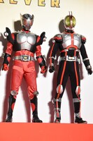 左から仮面ライダー龍騎、仮面ライダーファイズ。