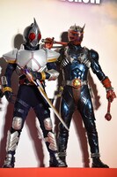 左から仮面ライダー剣、仮面ライダー響鬼。