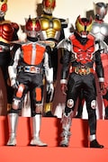前列左から仮面ライダー電王、仮面ライダーキバ。