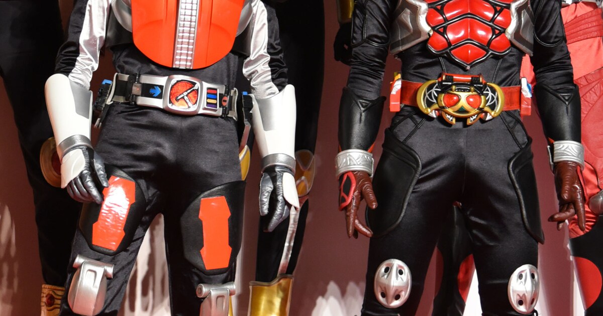 前列左から仮面ライダー電王、仮面ライダーキバ。 [画像・動画 