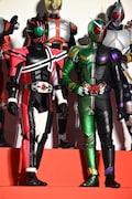 前列左から仮面ライダーディケイド、仮面ライダーW。