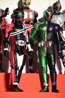 前列左から仮面ライダーディケイド、仮面ライダーW。