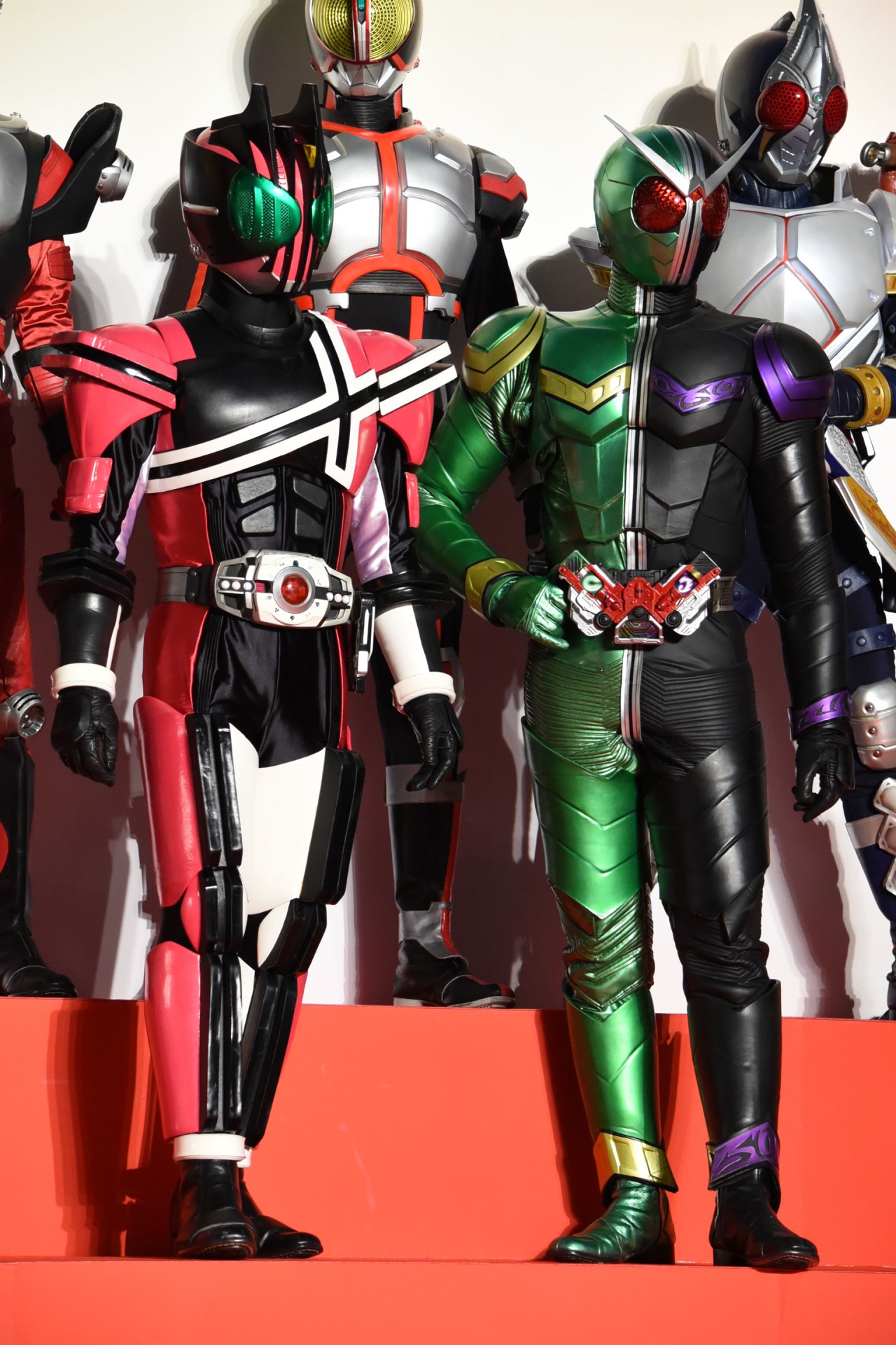 前列左から仮面ライダーディケイド、仮面ライダーW。