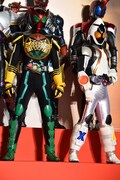 前列左から仮面ライダーオーズ、仮面ライダーフォーゼ。