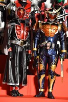 前列左から仮面ライダーウィザード、仮面ライダー鎧武。