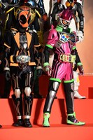 前列左から仮面ライダーゴースト、仮面ライダーエグゼイド。