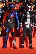 前列左から仮面ライダービルド、仮面ライダージオウ。