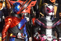 左から仮面ライダービルド、仮面ライダージオウ。