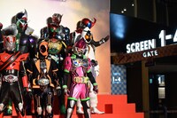 子供に手を振る仮面ライダーカブト（後列右端）。