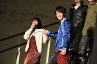 高田夏帆（左）をエスコートする赤楚衛二（右）。