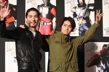 肩を組んで登場した水上剣星（左）と武田航平（右）。