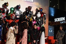 犬飼貴丈（前列左端）から「憧れ」と言われ、ポーズを決める仮面ライダーカブト（後列右端）。