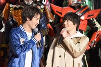 左から赤楚衛二、犬飼貴丈。