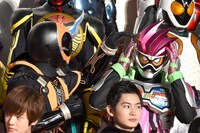 高田夏帆がヘアスタイルについてトークをしている最中に、仮面ライダーエグゼイド（右）の髪型を気にする仮面ライダーゴースト（左）。