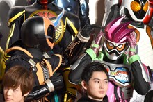 高田夏帆がヘアスタイルについてトークをしている最中に、仮面ライダーエグゼイド（右）の髪型を気にする仮面ライダーゴースト（左）。