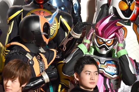 高田夏帆がヘアスタイルについてトークをしている最中に、仮面ライダーエグゼイド（右）の髪型を気にする仮面ライダーゴースト（左）。