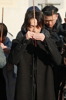 安全祈願のお祈りをする綾野剛。