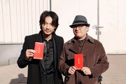 左から綾野剛、ドン・ティエンイー。