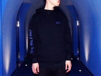 「BLUE」フーディ着用イメージ