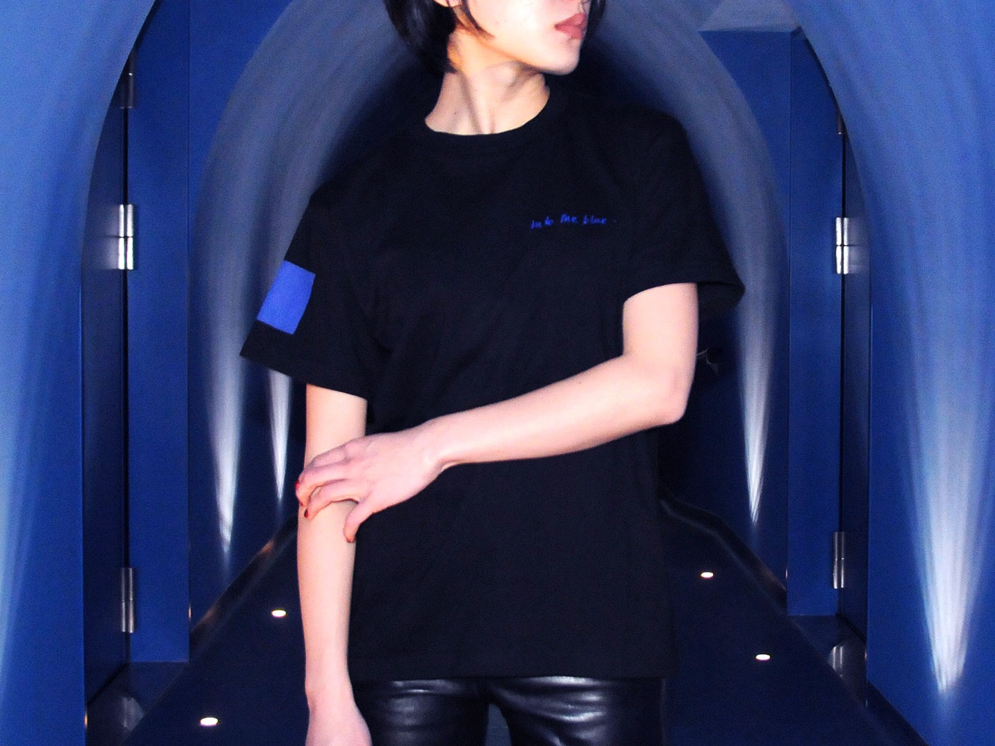 「into the blue」刺繍Tシャツ着用イメージ
