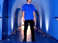 「BLUE」刺繍Tシャツ着用イメージ