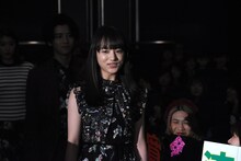 客席通路を通って登場した清原果耶。