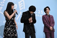 司会に、服の色が“グリーン”であることをいじられる横浜流星（中央）。