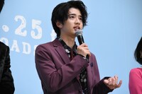 ギター練習での指の痛みについて語る飯島寛騎。