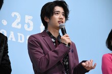 ギター練習での指の痛みについて語る飯島寛騎。