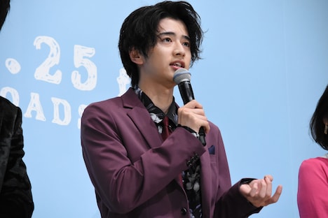 ギター練習での指の痛みについて語る飯島寛騎。