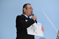 「2018年を表す漢字1文字」というお題に答える川村泰祐。