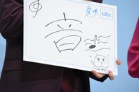 フリップに「愛唄」LINEスタンプのキャラクターを描いた飯島寛騎。