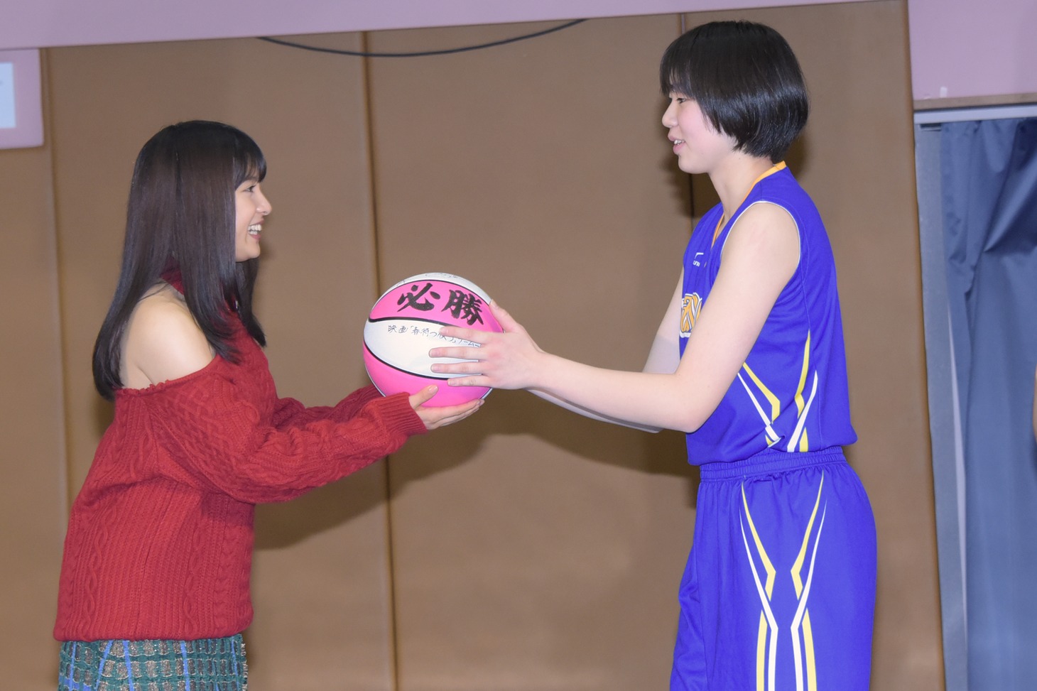 サイン入りバスケットボールを進呈する土屋太鳳（左）。