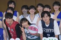 「春待つ僕ら」バスケ部激励イベントの様子。手前左から小関裕太、土屋太鳳、北村匠海。