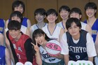 土屋太鳳、北村匠海、小関裕太が高校バスケ部を激励訪問、フリースロー対決も
