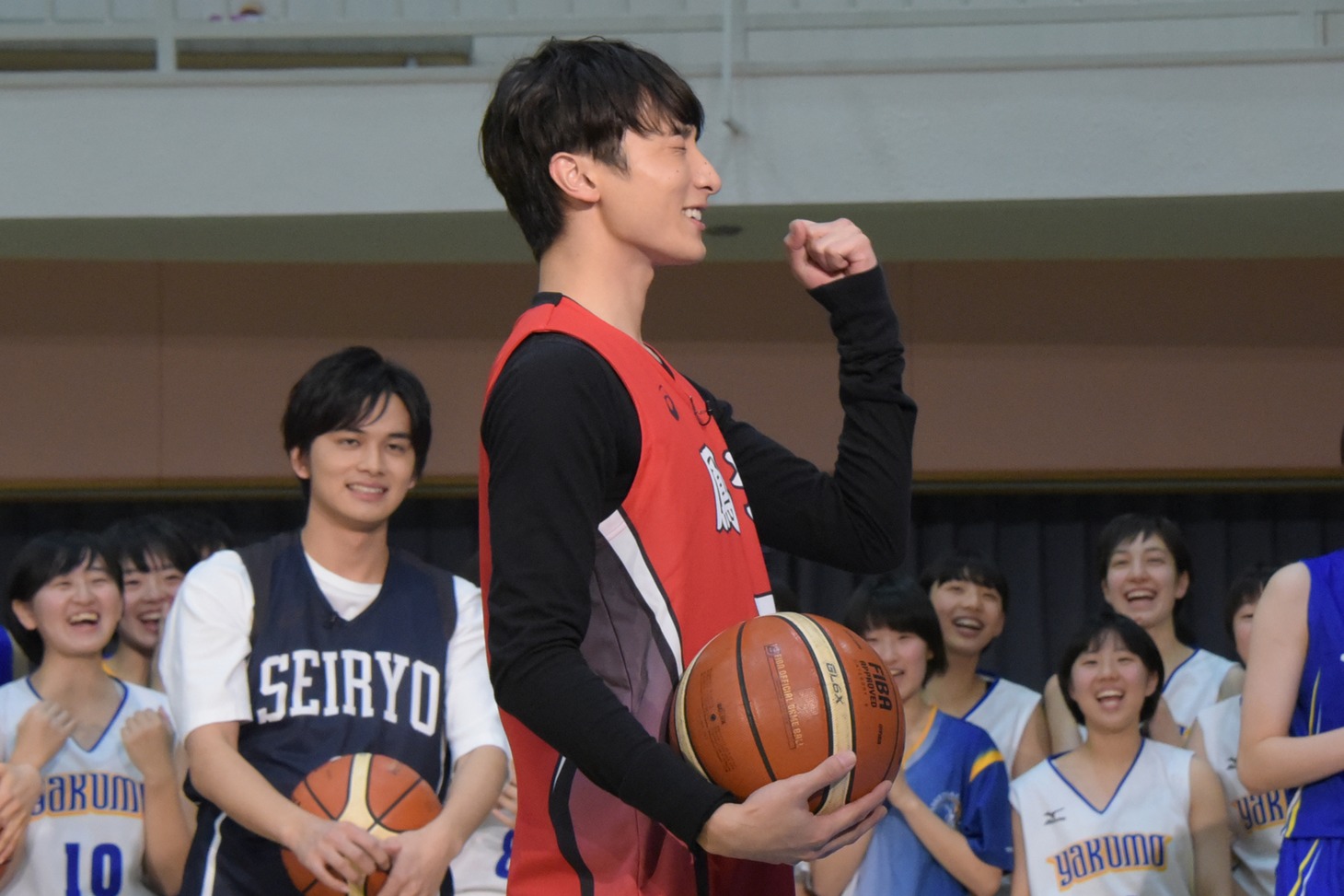 フリースローに挑戦する前の小関裕太（中央）。