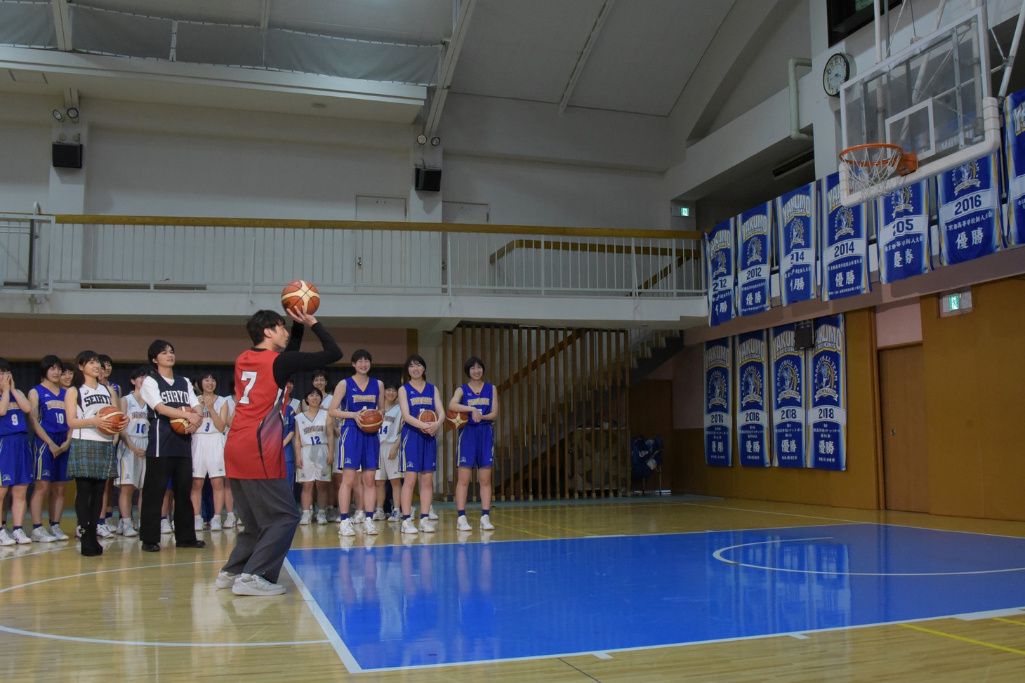 フリースローに挑戦する小関裕太。