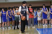 フリースローに挑戦する前の北村匠海(中央)。