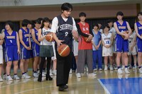 フリースローに挑戦する前の北村匠海（中央）。