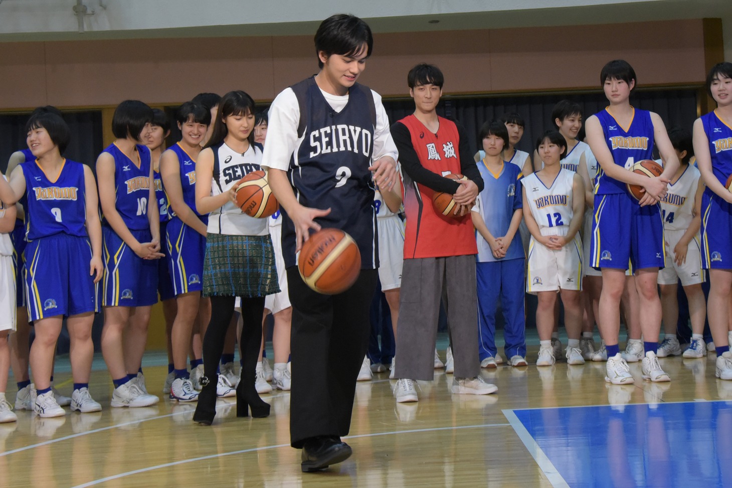 フリースローに挑戦する前の北村匠海（中央）。