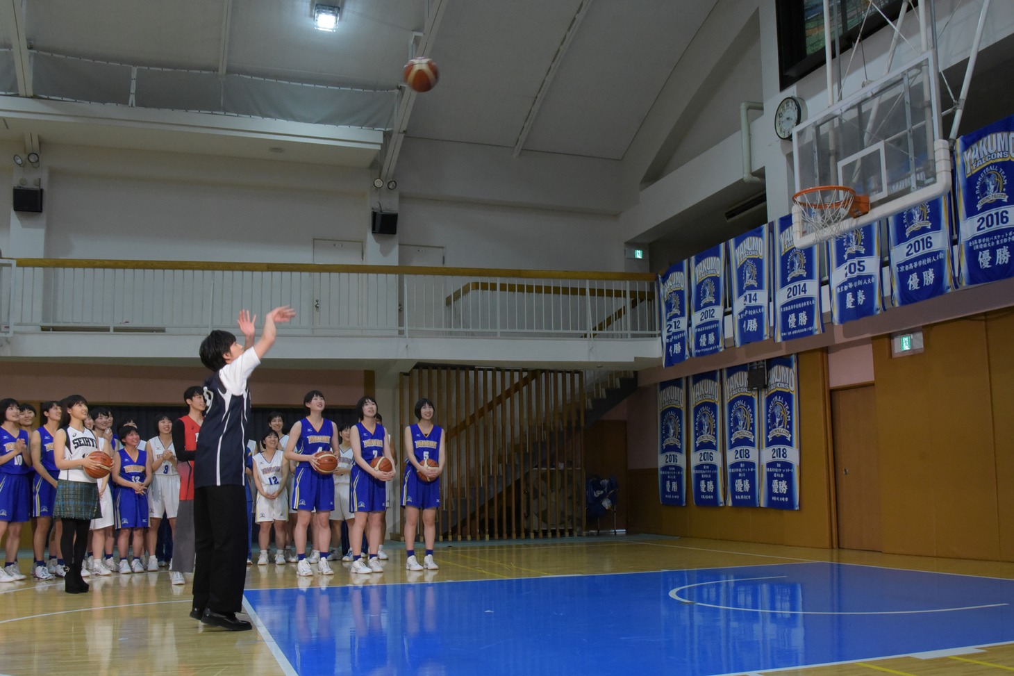 フリースローに挑戦する北村匠海。