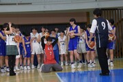 北村匠海がフリースローを外したあと、膝から崩れ落ちる小関裕太(中央)。