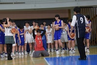 北村匠海がフリースローを外したあと、膝から崩れ落ちる小関裕太（中央）。