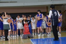 北村匠海がフリースローを外したあと、膝から崩れ落ちる小関裕太（中央）。