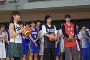 フリースローに挑戦する前の土屋太鳳(左)。