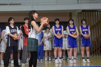 フリースローに挑戦する土屋太鳳（手前）。