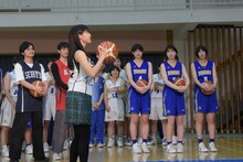 フリースローに挑戦する土屋太鳳（手前）。