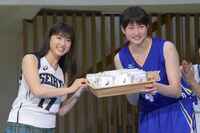 リストバンドを進呈する土屋太鳳（左）。